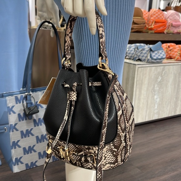 MICHAEL KORS 
Reed Md Pebbled Leather Belted Bucket Messenger Satchel Crossbody - Picture 4 of 16